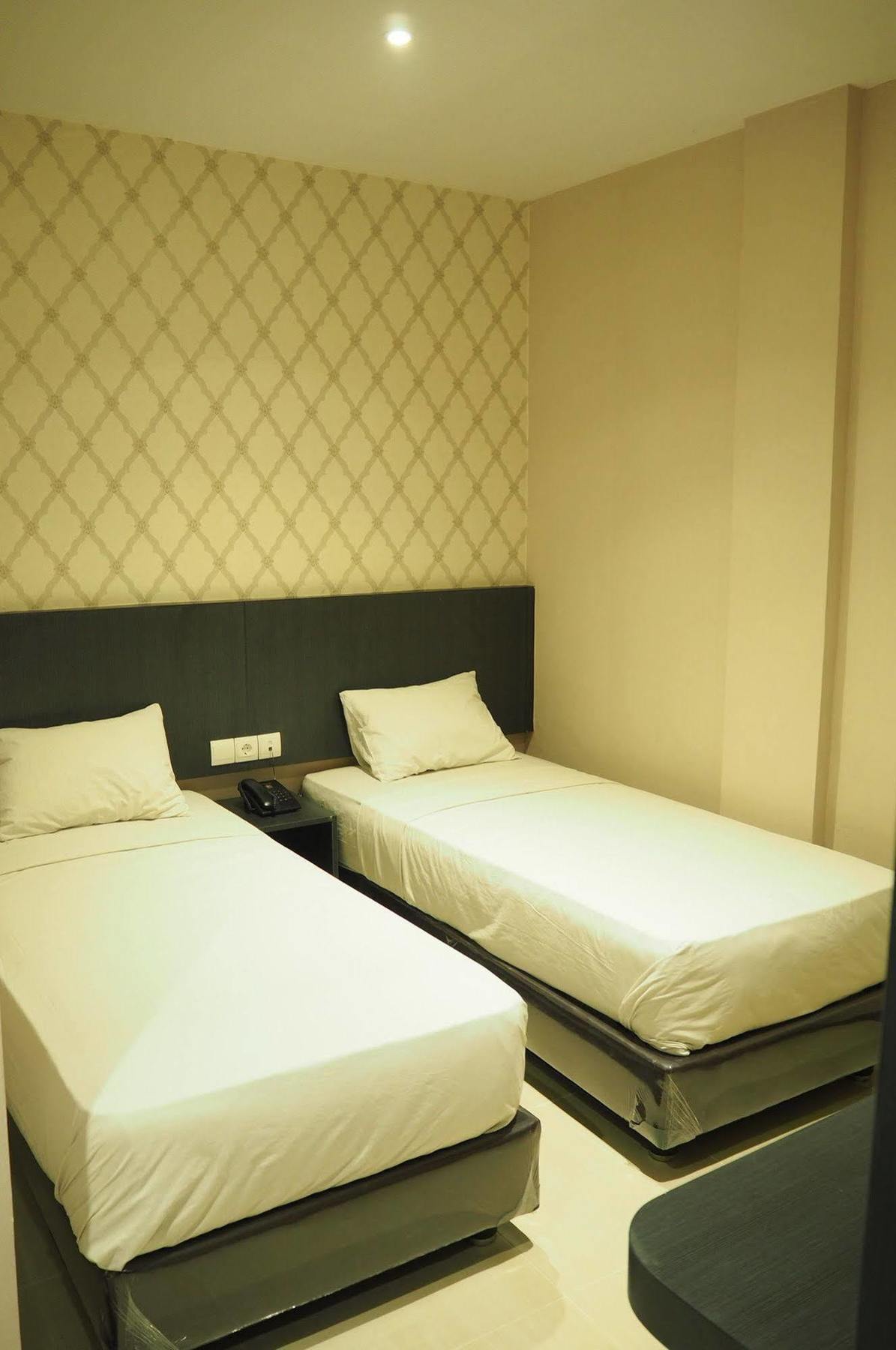 Crew Express Hotel Lubukpakam Extérieur photo
